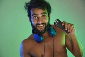 blogger hombre con su micrófono y auriculares foto