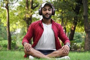 uso de auriculares y pranayama para los trastornos de ansiedad