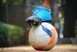 imagen de fútbol - el pie está por encima del fútbol foto