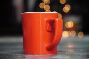 taza de café roja en la noche foto