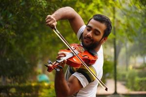 músico tocando violín. concepto de música y tono musical. foto