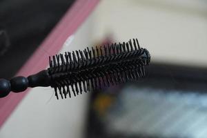 Imágenes de comb and hairs hair loss foto