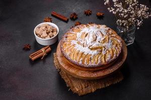 tarta de manzana con frutas frescas en una mesa de madera foto