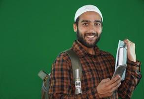 joven estudiante musulmán sobre fondo de pantalla verde.