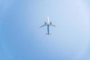 imagen de avion en el cielo foto