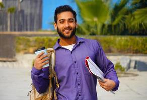 estudiante en el campus universitario después del freno foto