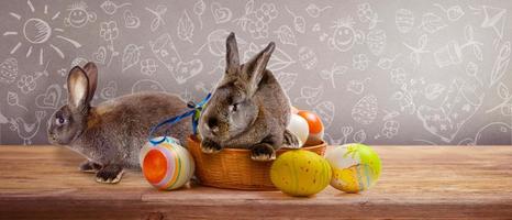 divertido conejito de pascua. feliz concepto de vacaciones de pascua. foto