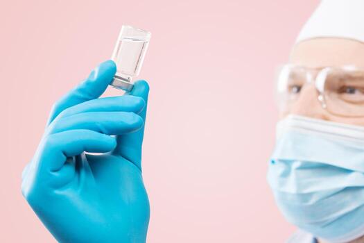 médico sosteniendo una viola con vacuna contra el virus de la corona. foto