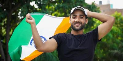 joven indio con bandera india foto