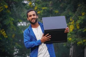 Imágenes de estudiante hombre con laptop foto