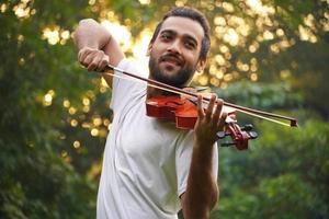 imagen de violinista, músico tocando violín. en la música de la mañana y el concepto de tono musical. foto