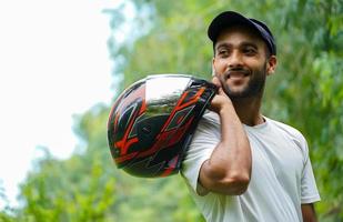 hombre asiático con casco de bicicleta foto