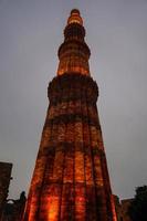 qutub minar- qutab minar road, delhi image vista nocturna foto