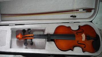 nuevas imágenes de violín en caja en casa foto