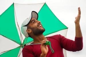 hombre con paraguas bajo la lluvia foto