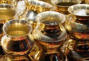 kalash de cobre esencial en puja hindú. artículo en la tienda foto