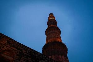 qutub minar- qutab minar road, delhi image vista nocturna foto