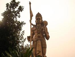 estatua de dios hanumaan en el cielo imagen de estatua de dios hindú foto