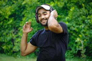 hombre feliz con imagen de auriculares foto