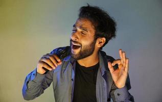 man try to sing high note using his mic photo