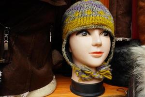 gorra de invierno para mujer: una estatua de cabeza femenina con gorra de invierno foto