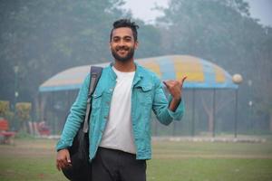 joven estudiante feliz en el campus de collage mostrando su éxito foto