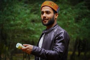 retrato himachali boy en el bosque con antorcha en himalaya foto