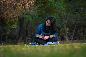 estudiando la imagen de una niña india cerca del campus universitario foto