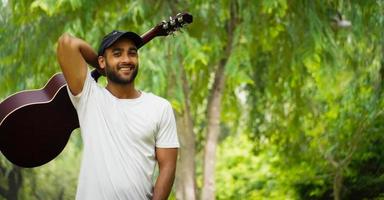 imagen de hombre con guitarra roja foto