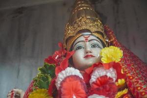 mahagauri, navratri mata estatua en mandir foto