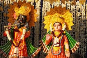 estatua de radha krishna durante janmasthmi foto