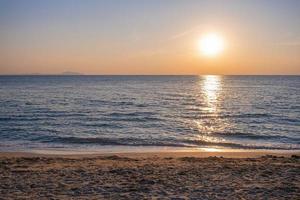 foto de la puesta de sol en el mar natural de tailandia con olas en la playa de arena tropical en verano. Fondo de turismo con playa de mar. destino de viaje de vacaciones
