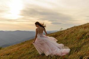 la novia y el novio. sesión de fotos en las montañas.