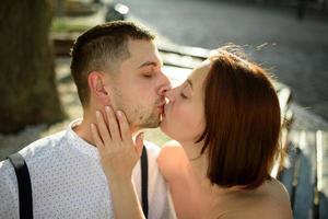 hermosa pareja elegante en una cita en las calles de la ciudad vieja. foto