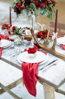 decoración de boda de invierno con rosas rojas foto