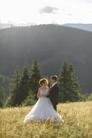 fotografía de boda en la montaña. la novia y el novio se abrazan fuertemente. foto