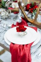 decoración de boda de invierno con rosas rojas foto