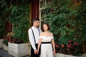 hermosa pareja elegante en una cita en las calles de la ciudad vieja. foto