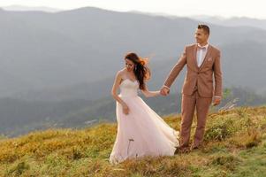 la novia y el novio. sesión de fotos en las montañas.