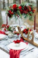 decoración de boda de invierno con rosas rojas foto