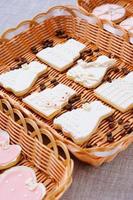 galletas de boda en una cesta foto