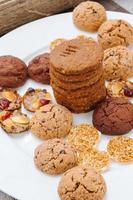 muchos tipos diferentes de galletas yacen en un plato foto