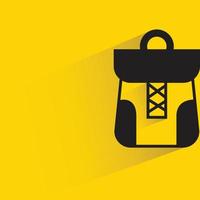 icono de mochila sobre fondo amarillo vector