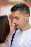 hermosa pareja elegante en una cita en las calles de la ciudad vieja. foto