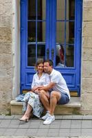 una pareja enamorada en las calles del puente viejo foto