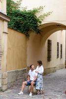 una pareja enamorada en las calles del puente viejo foto