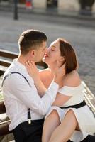 hermosa pareja elegante en una cita en las calles de la ciudad vieja. foto