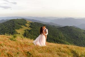 la novia y el novio. sesión de fotos en las montañas.