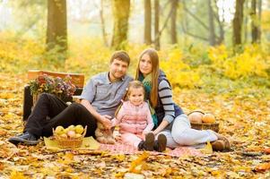 familia caminando en el parque de otoño foto