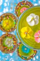 flores de azúcar en un vaso con gelatina amarilla foto